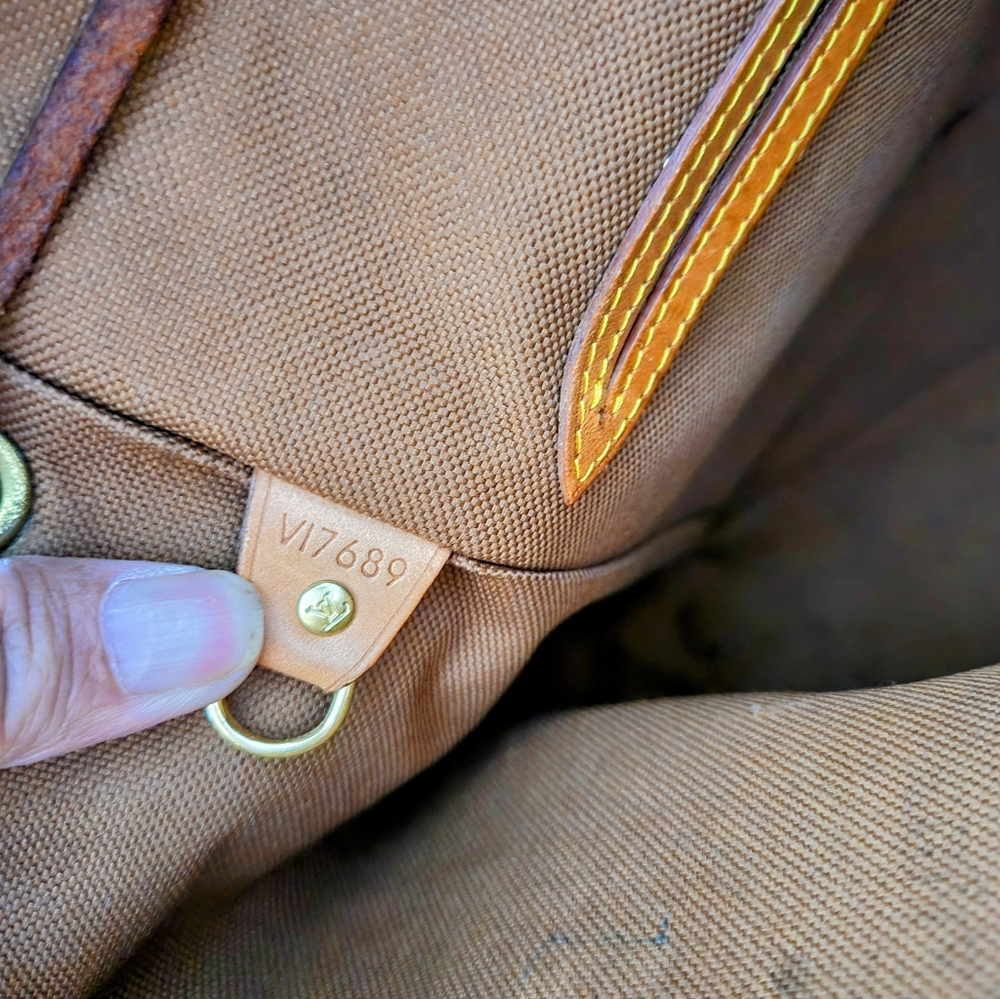 Beautiful LV Backpack - Picture 5 of 12